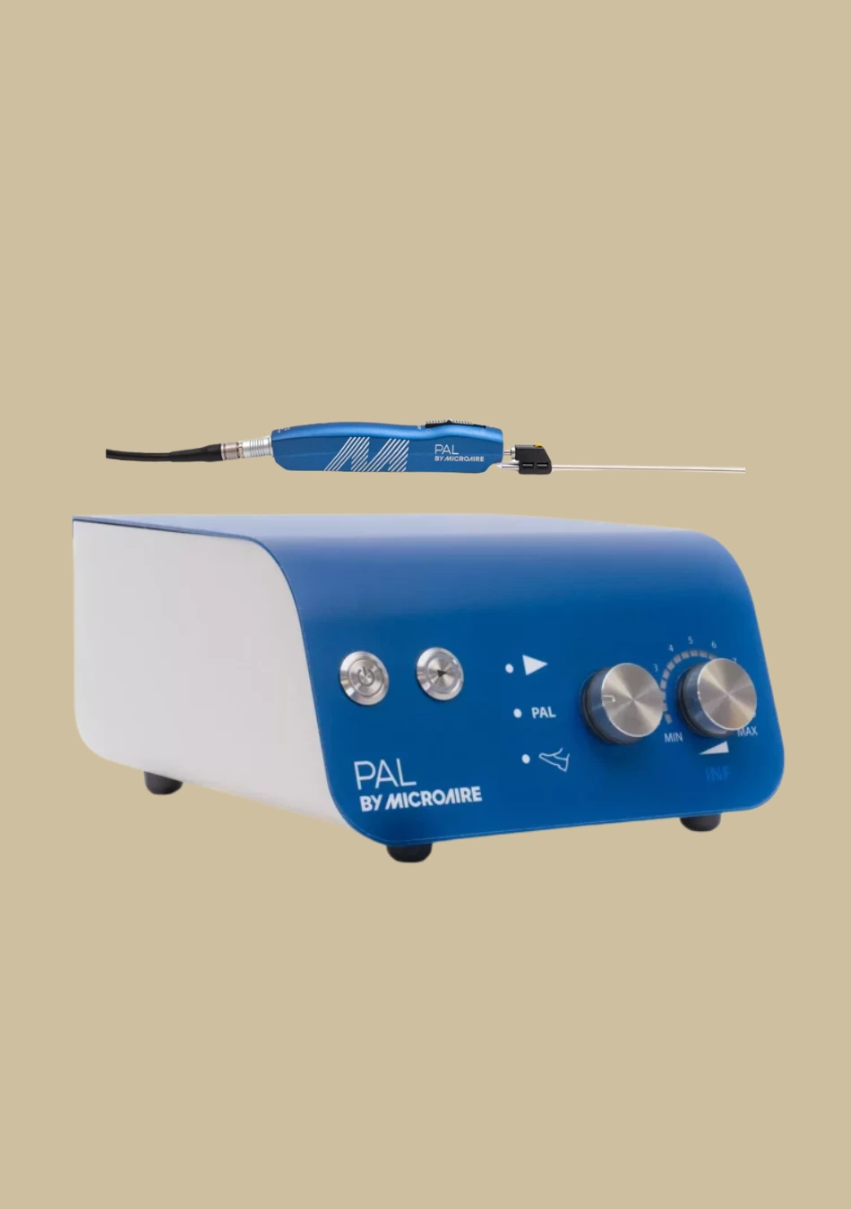 MicroAire-1 mulher se olhando no espelho